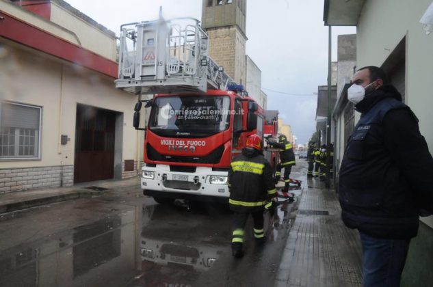 Pauroso boato nella notte: fulmine colpisce il campanile. Crollo di massi e detriti in strada - Corriere Salentino