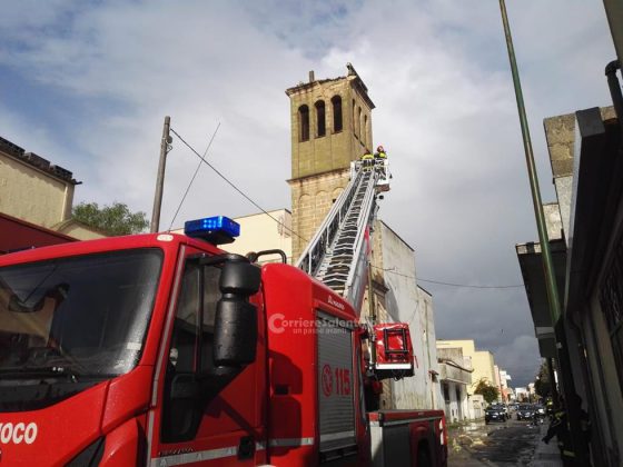 Pauroso boato nella notte: fulmine colpisce il campanile. Crollo di massi e detriti in strada - Corriere Salentino