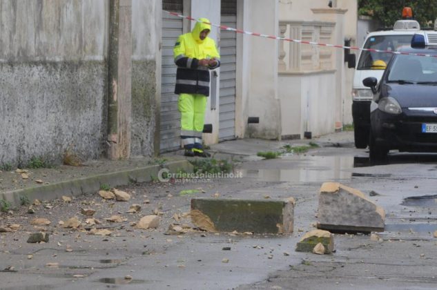 Pauroso boato nella notte: fulmine colpisce il campanile. Crollo di massi e detriti in strada - Corriere Salentino