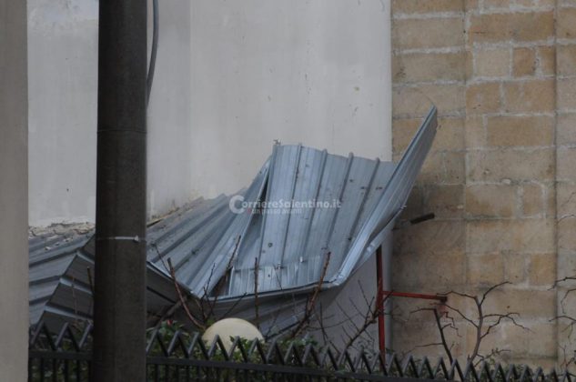 Pauroso boato nella notte: fulmine colpisce il campanile. Crollo di massi e detriti in strada - Corriere Salentino