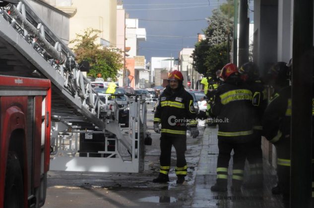 Pauroso boato nella notte: fulmine colpisce il campanile. Crollo di massi e detriti in strada - Corriere Salentino