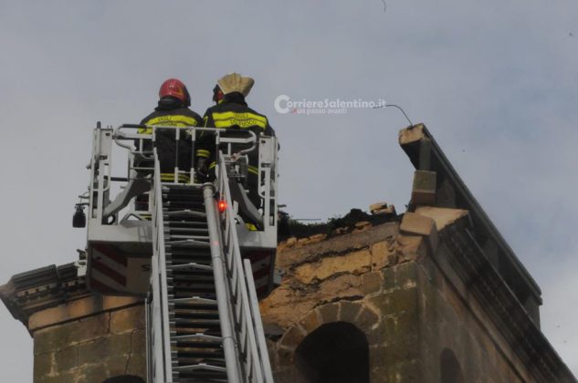 Pauroso boato nella notte: fulmine colpisce il campanile. Crollo di massi e detriti in strada - Corriere Salentino