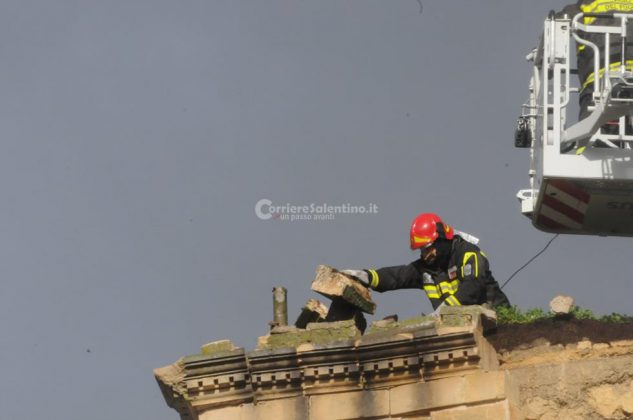 Pauroso boato nella notte: fulmine colpisce il campanile. Crollo di massi e detriti in strada - Corriere Salentino