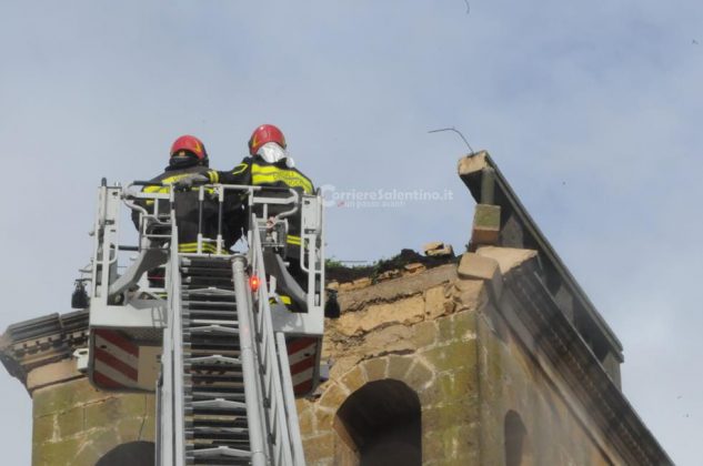 Pauroso boato nella notte: fulmine colpisce il campanile. Crollo di massi e detriti in strada - Corriere Salentino