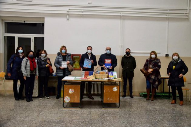 L’Associazione Idee a Sud Est festeggia il Natale donando alcuni cesti letterari all’Istituto comprensivo di Corsano - Corriere Salentino