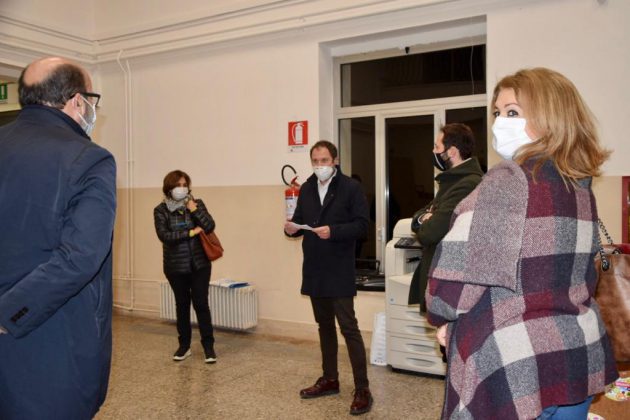L’Associazione Idee a Sud Est festeggia il Natale donando alcuni cesti letterari all’Istituto comprensivo di Corsano - Corriere Salentino