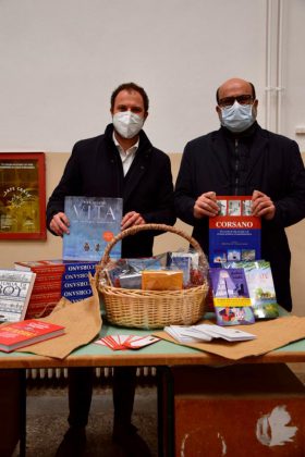 L’Associazione Idee a Sud Est festeggia il Natale donando alcuni cesti letterari all’Istituto comprensivo di Corsano - Corriere Salentino