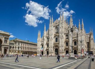 Scippato del cellulare in un fast food durante il funerale di Berlusconi: disavventura per un 18enne leccese