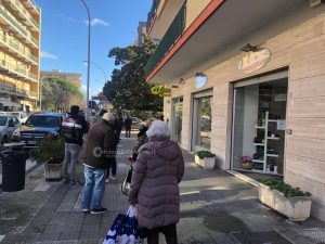 Zona arancione fino al 30 dicembre, tra file interminabili alle poste e traffico: ecco cosa si può fare - Corriere Salentino