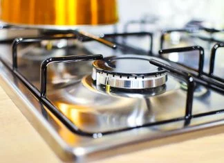 Sequestrano e picchiano il locatore perché la casa è priva di allaccio al gas: in tre rischiano il processo