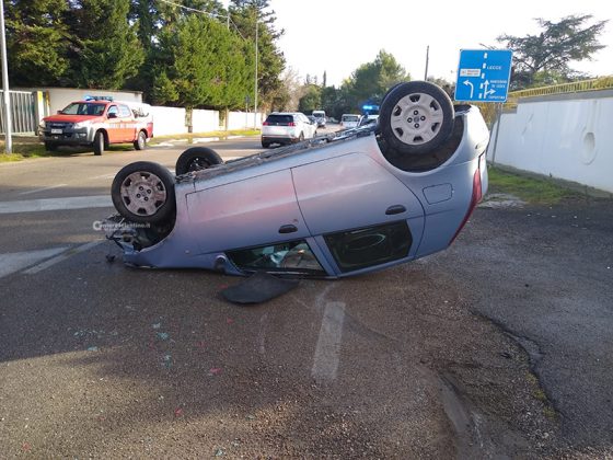 Schianto nei pressi del Velodromo, auto abbatte un muro e poi si ribalta: conducente miracolato - Corriere Salentino