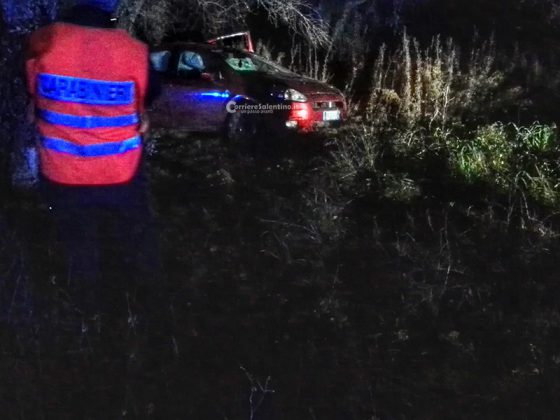 Fuori strada con l'auto, violento schianto contro un albero: due feriti in ospedale - Corriere Salentino