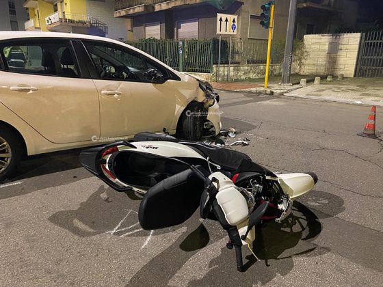 Incidente sulla circonvallazione, impatto tra auto e scooter all'incrocio: due giovani in ospedale - Corriere Salentino