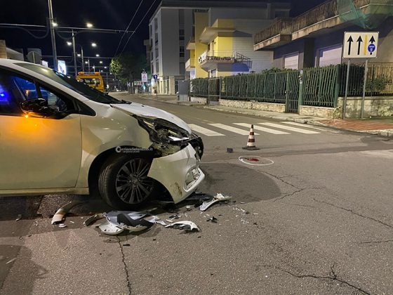 Incidente sulla circonvallazione, impatto tra auto e scooter all'incrocio: due giovani in ospedale - Corriere Salentino
