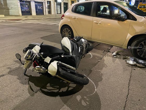 Incidente sulla circonvallazione, impatto tra auto e scooter all'incrocio: due giovani in ospedale - Corriere Salentino