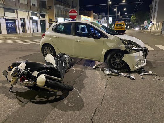 Incidente sulla circonvallazione, impatto tra auto e scooter all'incrocio: due giovani in ospedale - Corriere Salentino