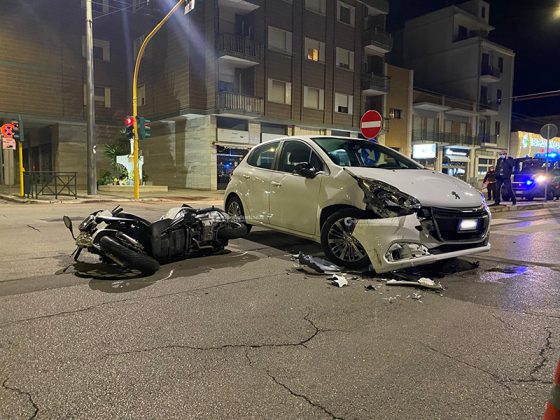 Incidente sulla circonvallazione, impatto tra auto e scooter all'incrocio: due giovani in ospedale - Corriere Salentino