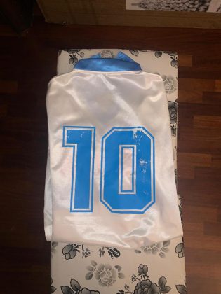 Da "Pibe de Oro" a "Re Mida": da Lecce l'asta per la maglia di Maradona, si parte da 300mila euro - Corriere Salentino