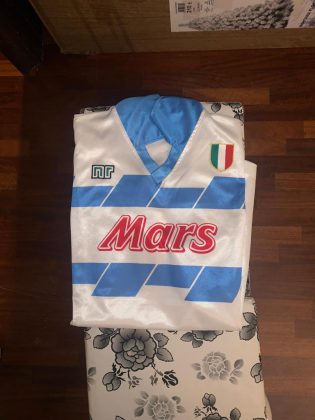 Da "Pibe de Oro" a "Re Mida": da Lecce l'asta per la maglia di Maradona, si parte da 300mila euro - Corriere Salentino