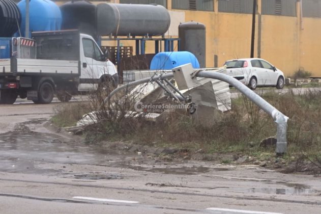 Tromba d'aria si abbatte nella zona industriale di Galatina: capannoni scoperchiati e muri divelti, danni ingenti - Corriere Salentino