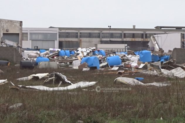 Tromba d'aria si abbatte nella zona industriale di Galatina: capannoni scoperchiati e muri divelti, danni ingenti - Corriere Salentino