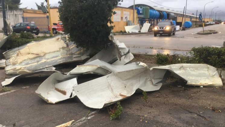 Tromba d'aria si abbatte nella zona industriale di Galatina: capannoni scoperchiati e muri divelti, danni ingenti - Corriere Salentino