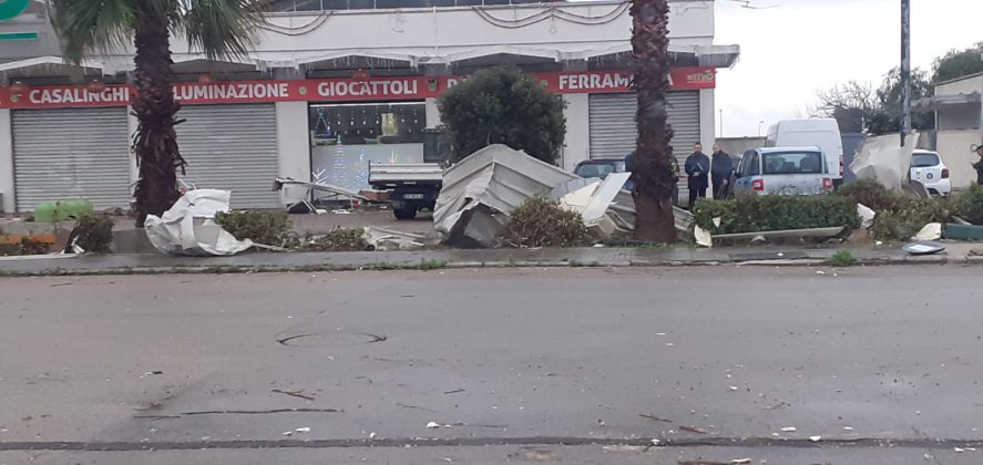 Tromba d'aria si abbatte nella zona industriale di Galatina: capannoni scoperchiati e muri divelti, danni ingenti - Corriere Salentino