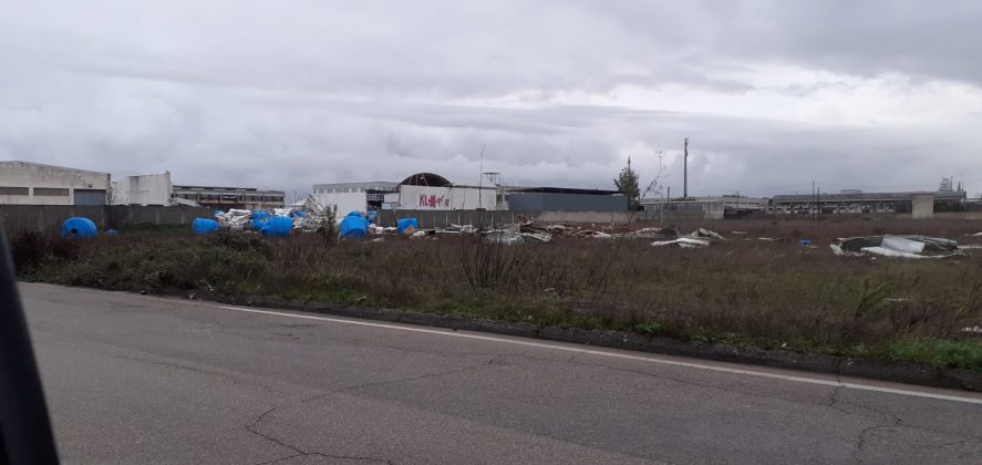 Tromba d'aria si abbatte nella zona industriale di Galatina: capannoni scoperchiati e muri divelti, danni ingenti - Corriere Salentino