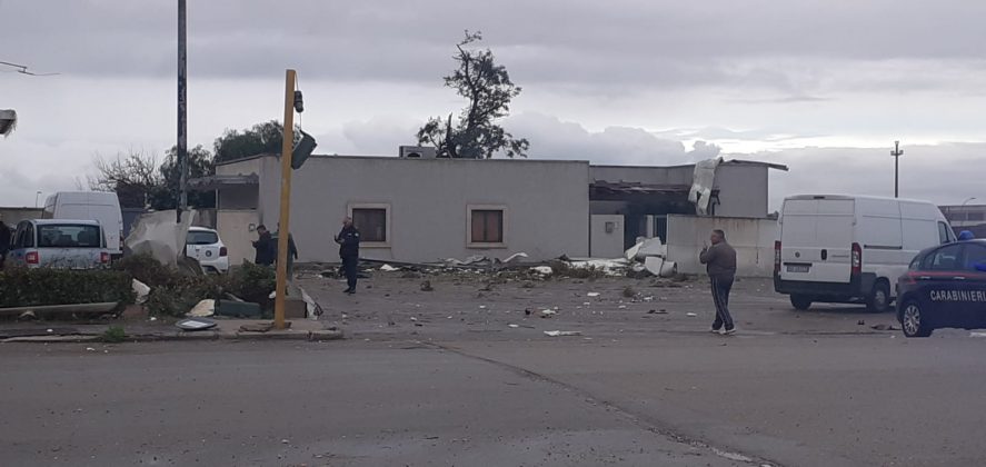 Tromba d'aria si abbatte nella zona industriale di Galatina: capannoni scoperchiati e muri divelti, danni ingenti - Corriere Salentino