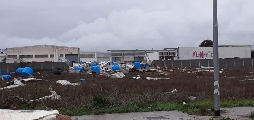 Tromba d'aria si abbatte nella zona industriale di Galatina: capannoni scoperchiati e muri divelti, danni ingenti - Corriere Salentino