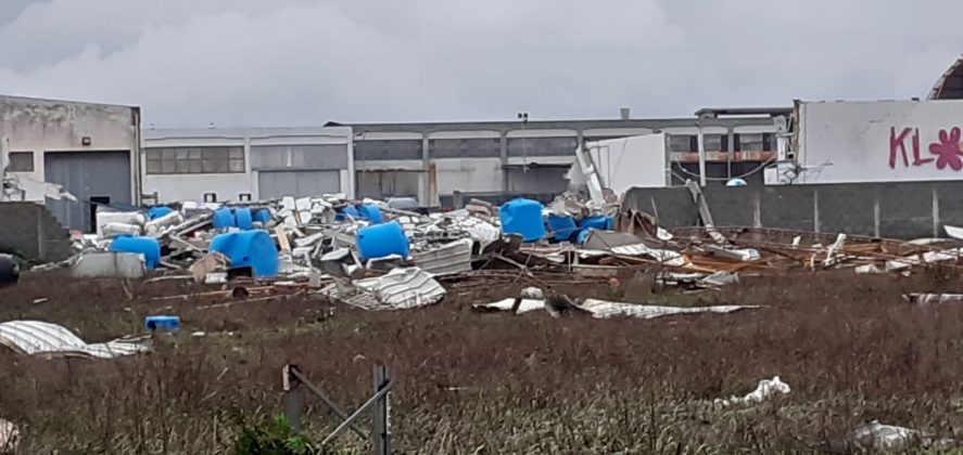 Tromba d'aria si abbatte nella zona industriale di Galatina: capannoni scoperchiati e muri divelti, danni ingenti - Corriere Salentino