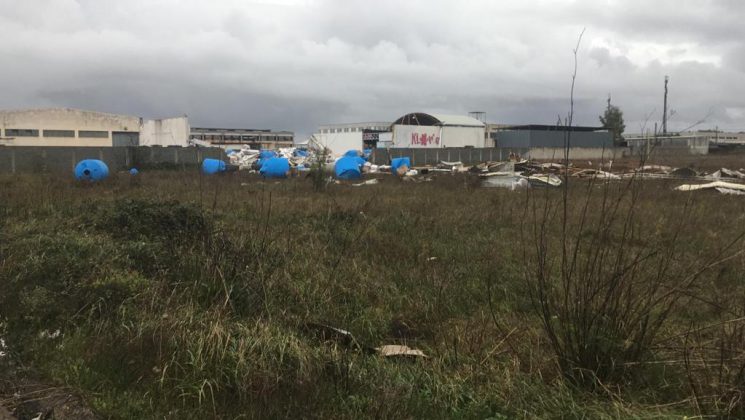 Tromba d'aria si abbatte nella zona industriale di Galatina: capannoni scoperchiati e muri divelti, danni ingenti - Corriere Salentino