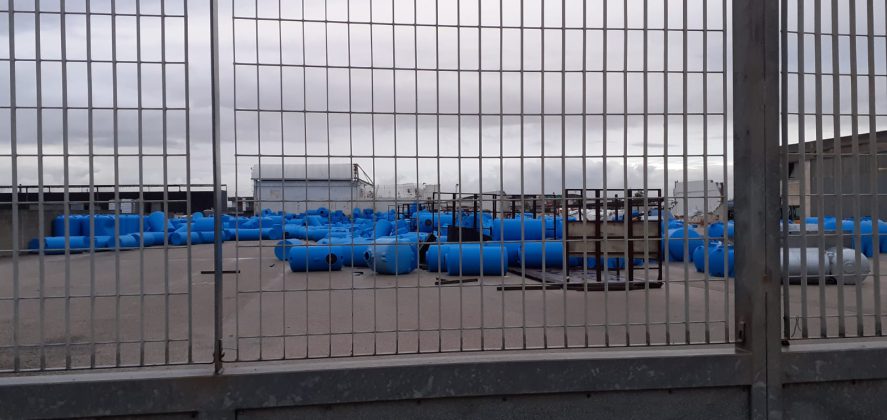 Tromba d'aria si abbatte nella zona industriale di Galatina: capannoni scoperchiati e muri divelti, danni ingenti - Corriere Salentino