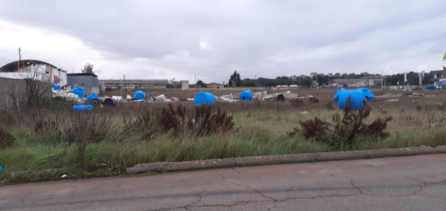 Tromba d'aria si abbatte nella zona industriale di Galatina: capannoni scoperchiati e muri divelti, danni ingenti - Corriere Salentino