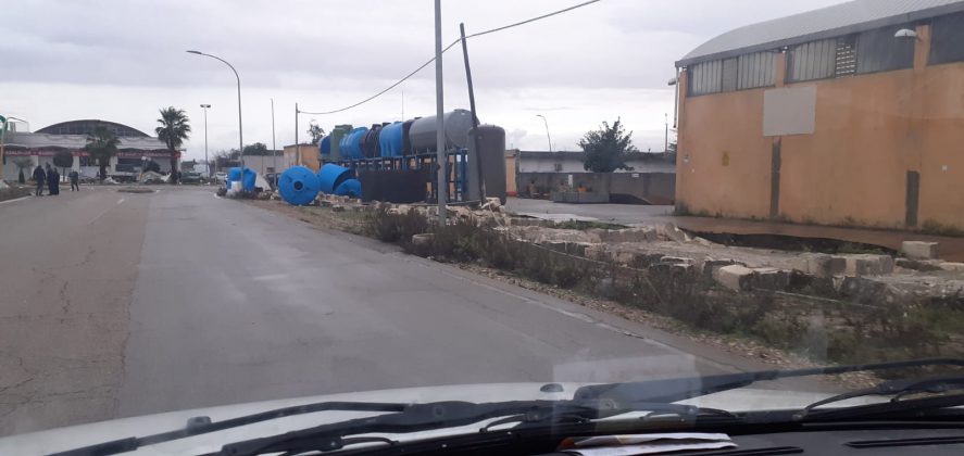 Tromba d'aria si abbatte nella zona industriale di Galatina: capannoni scoperchiati e muri divelti, danni ingenti - Corriere Salentino