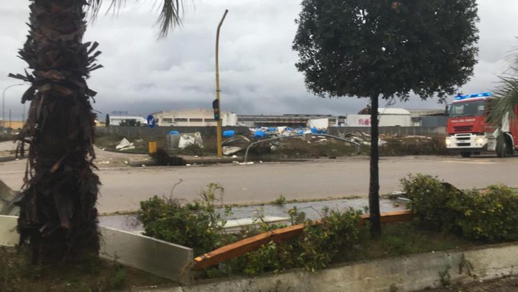 Tromba d'aria si abbatte nella zona industriale di Galatina: capannoni scoperchiati e muri divelti, danni ingenti - Corriere Salentino