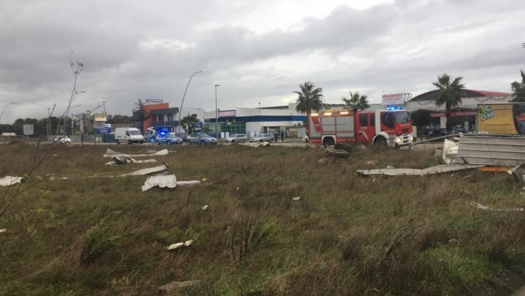 Tromba d'aria si abbatte nella zona industriale di Galatina: capannoni scoperchiati e muri divelti, danni ingenti - Corriere Salentino