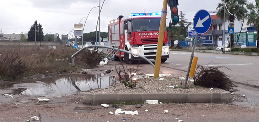 Tromba d'aria si abbatte nella zona industriale di Galatina: capannoni scoperchiati e muri divelti, danni ingenti - Corriere Salentino