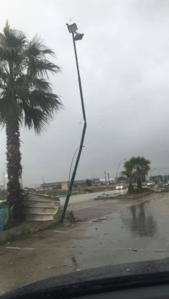 Tromba d'aria si abbatte nella zona industriale di Galatina: capannoni scoperchiati e muri divelti, danni ingenti - Corriere Salentino