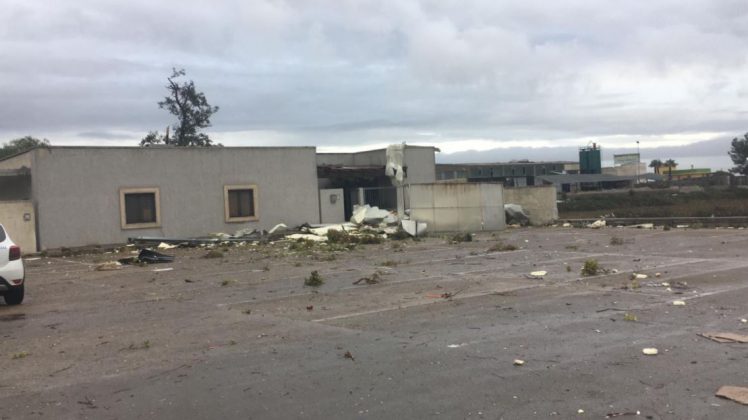 Tromba d'aria si abbatte nella zona industriale di Galatina: capannoni scoperchiati e muri divelti, danni ingenti - Corriere Salentino