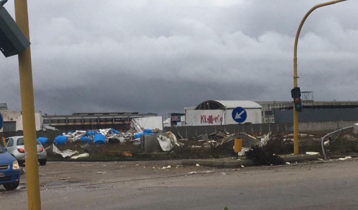 Tromba d'aria si abbatte nella zona industriale di Galatina: capannoni scoperchiati e muri divelti, danni ingenti - Corriere Salentino