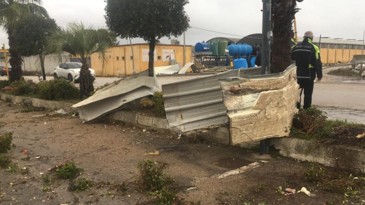 Tromba d'aria si abbatte nella zona industriale di Galatina: capannoni scoperchiati e muri divelti, danni ingenti - Corriere Salentino