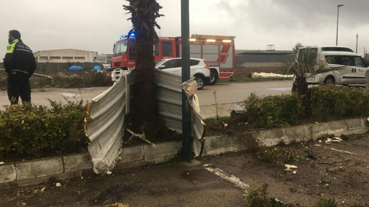 Tromba d'aria si abbatte nella zona industriale di Galatina: capannoni scoperchiati e muri divelti, danni ingenti - Corriere Salentino