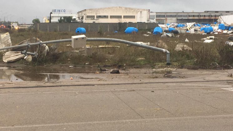 Tromba d'aria si abbatte nella zona industriale di Galatina: capannoni scoperchiati e muri divelti, danni ingenti - Corriere Salentino