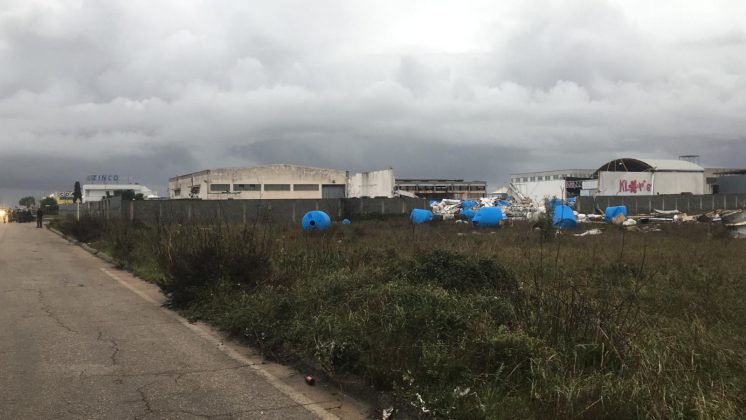 Tromba d'aria si abbatte nella zona industriale di Galatina: capannoni scoperchiati e muri divelti, danni ingenti - Corriere Salentino