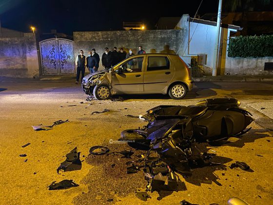 Tremendo schianto tra auto e moto nel centro del paese: nulla da fare per un 36enne - Corriere Salentino