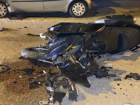 Tremendo schianto tra auto e moto nel centro del paese: nulla da fare per un 36enne - Corriere Salentino