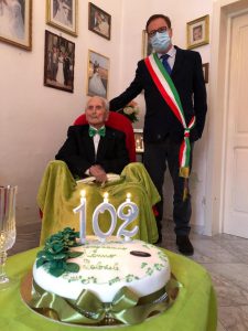Castro, festa in paese per i 102 anni di Nonno Gabriele - Corriere Salentino