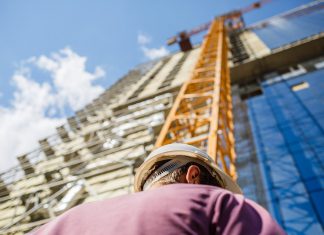 Precipita da una scala e muore sul colpo: smontava il cantiere del grattacielo della Regione Piemonte