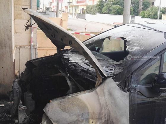 Fiamme nel basso Salento, incendio distrugge auto di impiegata e danneggia case e negozi - Corriere Salentino